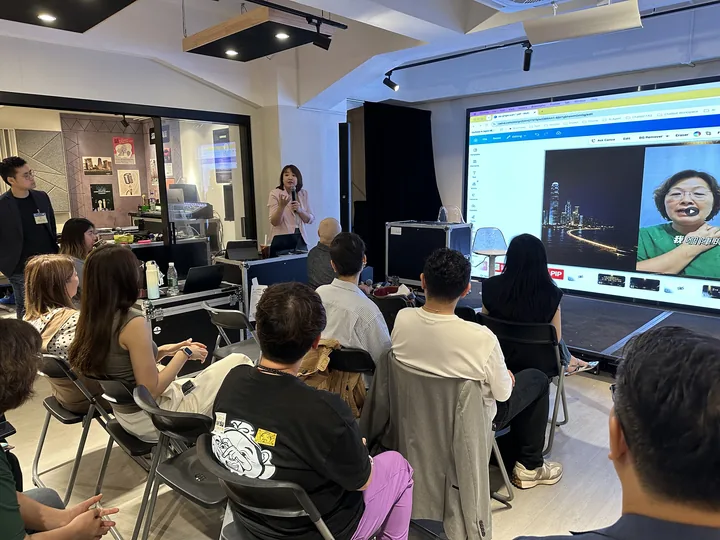 全班學員望住大螢幕,睇緊系統實際操作示範